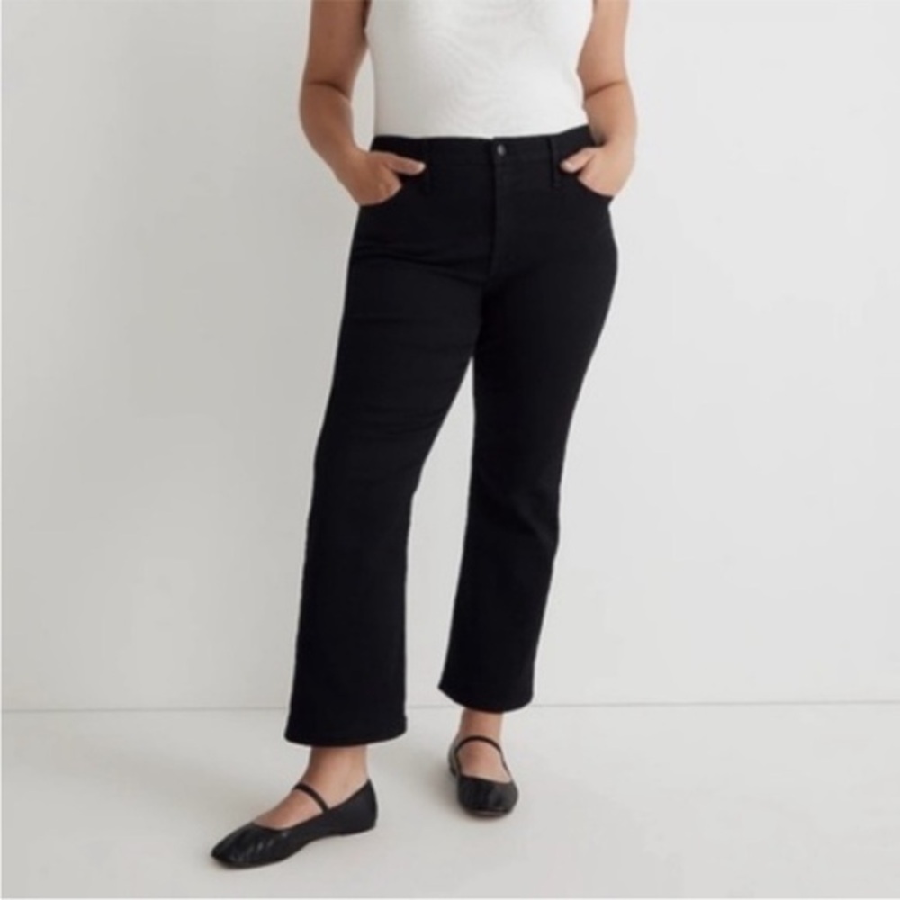 ▶️ Madewell ◀️ Mid-Rise Kick Out Jeans in Black. 33